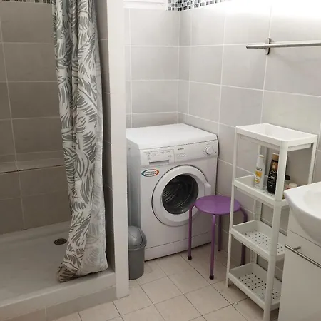 Lumineux Dans Le Centre De Avec Balcon. *