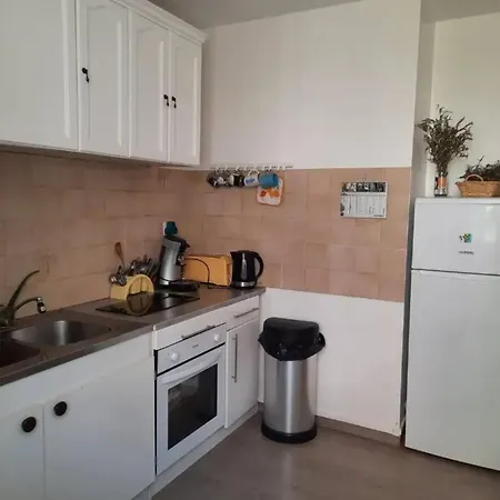 Lumineux Dans Le Centre De Avec Balcon.