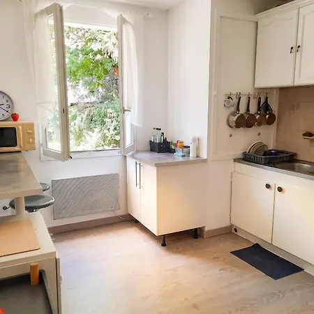 Apartman Lumineux Dans Le Centre De Avec Balcon. *