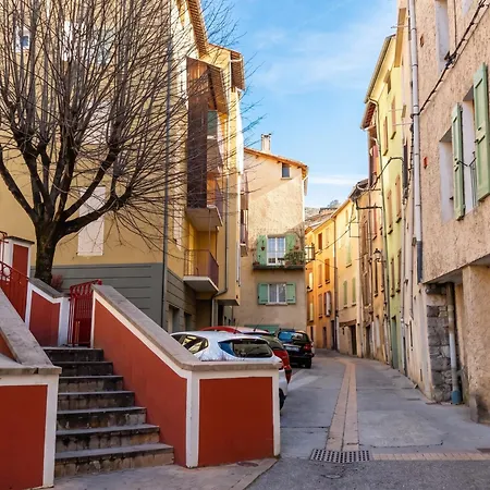 Apartman Lumineux Dans Le Centre De Avec Balcon. *